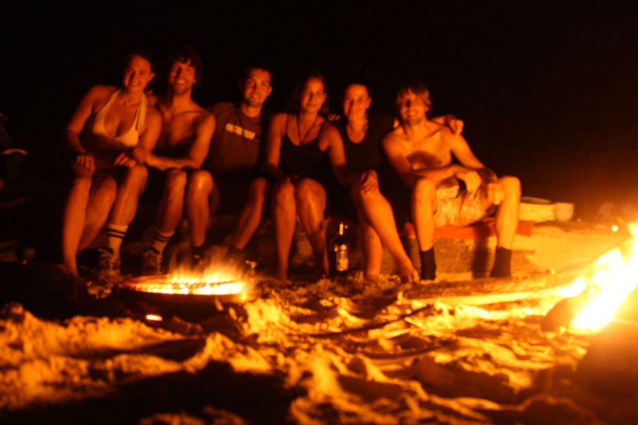 Die Hugo-Crew am Lagerfeuer. (Foto: In�s)